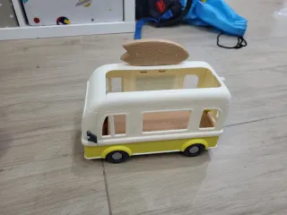 Casa Bluey con figuras y caravana