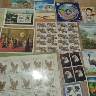 Lote 100 sellos: Espacio, Dinosaurios, Fauna