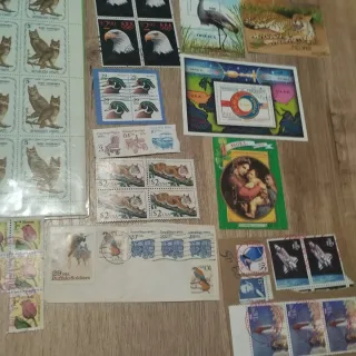 Lote 100 sellos: Espacio, Dinosaurios, Fauna