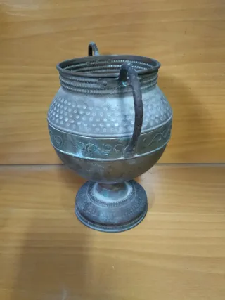 Jarrón antiguo de cobre con asas