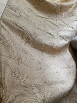 Colcha y sábanas doradas con mariposas