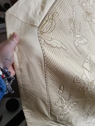 Colcha y sábanas doradas con mariposas