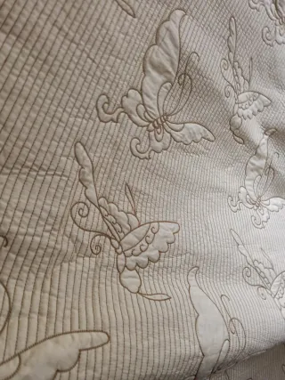 Colcha y sábanas doradas con mariposas