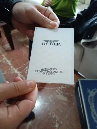 Colcha y sábanas doradas con mariposas