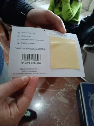 Colcha y sábanas doradas con mariposas