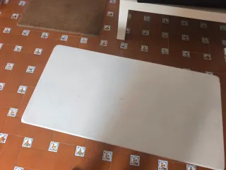 Mesa baja de madera pintada blanca