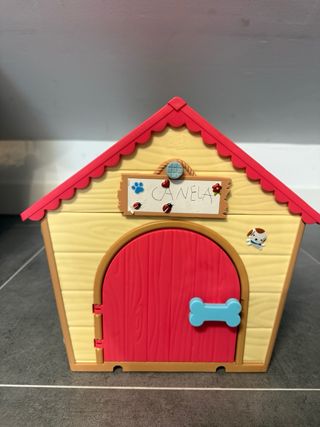 Caseta de juguete para perro con peluche