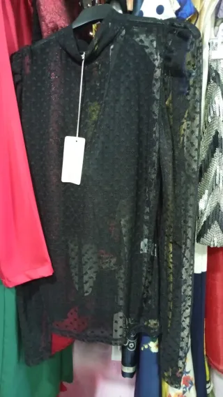 Tela negra con corazones variados en rojo .vestido