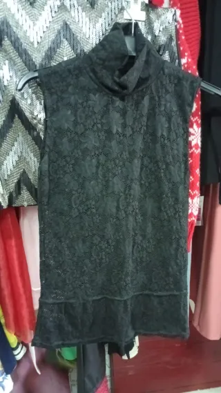 Tela negra con corazones variados en rojo .vestido