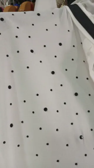 Tela negra con corazones variados en rojo .vestido