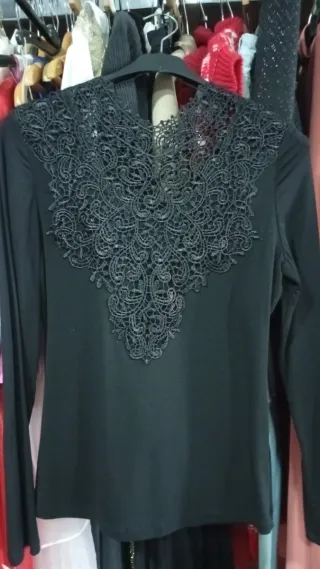 Tela negra con corazones variados en rojo .vestido