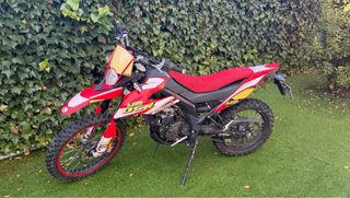 Moto UM DSR 125 EX Roja
