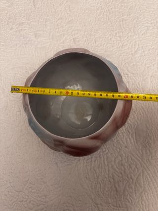 Macetero de cerámica azul y rojo