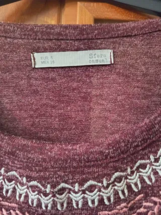 Camiseta granate bordada