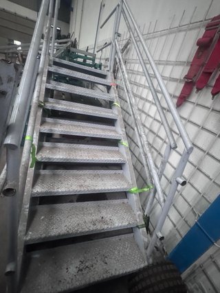 Escalera altillo nave industrial