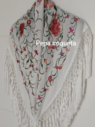 Mantoncillo bordado flecos blanco