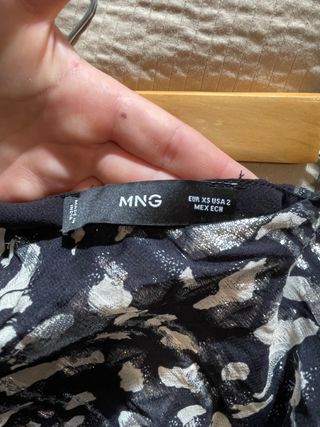 Top estampado plata y negro de una manga.