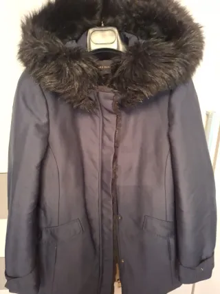 Parka de  Zara con capucha de pelo