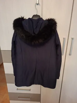 Parka de  Zara con capucha de pelo