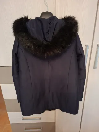 Parka de  Zara con capucha de pelo