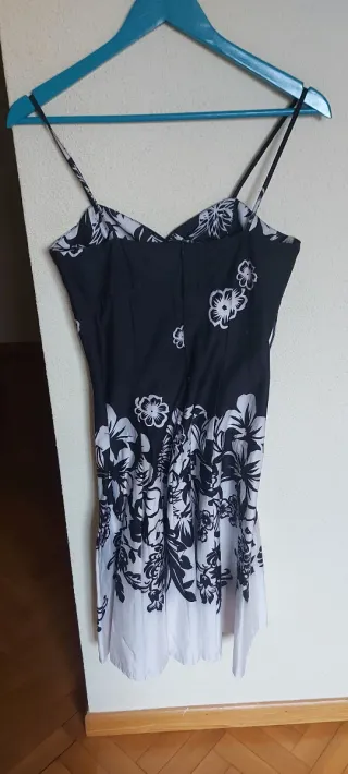 Vestido de fiesta floral negro y blanco