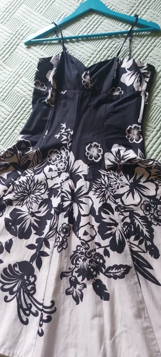 Vestido de fiesta floral negro y blanco