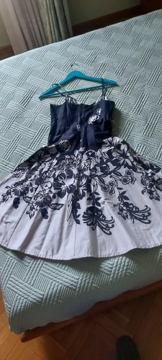 Vestido de fiesta floral negro y blanco