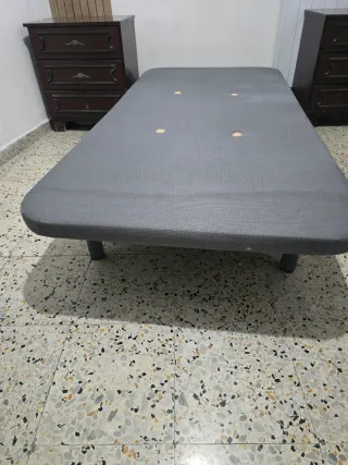 Cama con canapé de madera y tela