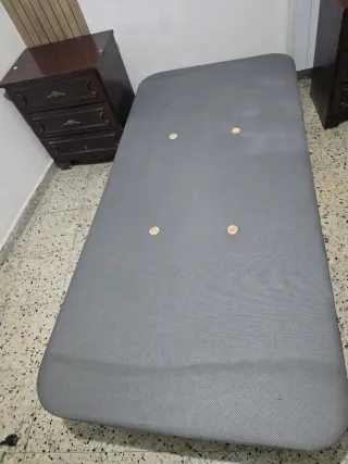 Cama con canapé de madera y tela