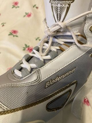Patin de hielo marca Bladerunner blanco y plateado