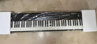 Teclado THOMANN SP 320 con pie y partituras