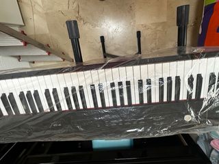 Teclado THOMANN SP 320 con pie y partituras