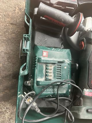 Radial Metabo con cargador y baterías funciona bie