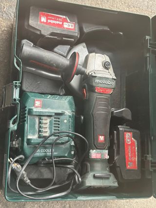 Radial Metabo con cargador y baterías funciona bie