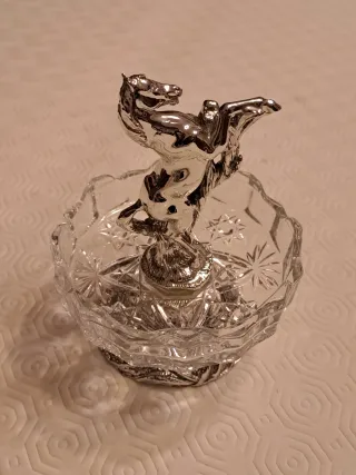 Soprammobile cavallo in metallo e cristallo