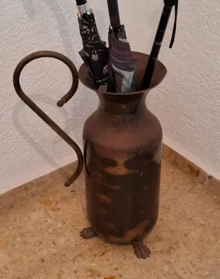 Paragüero de metal con asa y patas