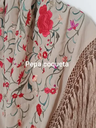 Mantoncillo bordado flores beige , marfil