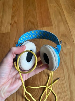 Cascos Bershka azules y amarillos