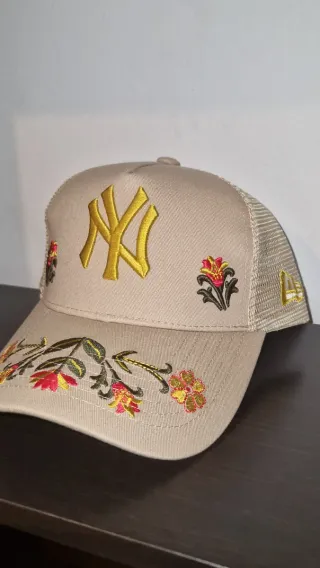 Gorra New York Yankees Beige con Flores