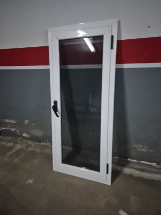 Ventana aluminio blanca con cristal