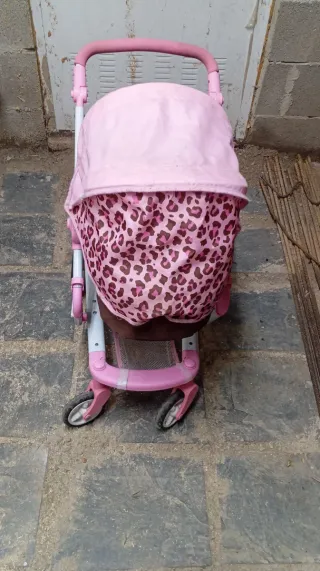 Carrito de muñecas rosa y marrón