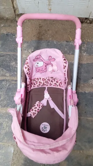 Carrito de muñecas rosa y marrón