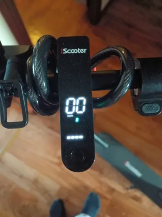 Patinete eléctrico negro