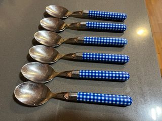 Juego de cubiertos con mango a cuadros azules