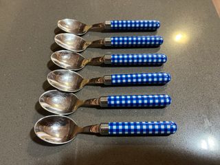 Juego de cubiertos con mango a cuadros azules