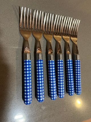 Juego de cubiertos con mango a cuadros azules