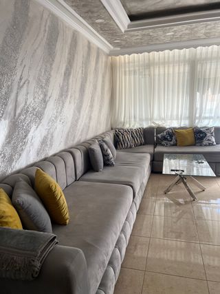 Sofá modular gris y amarillo