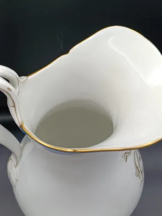 Jarra antigua de porcelana con detalles dorados