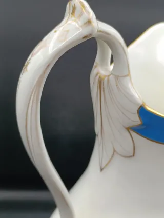 Jarra antigua de porcelana con detalles dorados