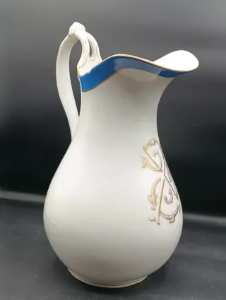 Jarra antigua de porcelana con detalles dorados